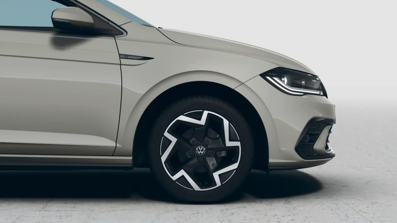 Eine Nahaufnahme der vorderen rechten Fahrzeugseite hebt das markante, zweifarbige Alufelgen-Design und die modernen LED-Scheinwerfer hervor.