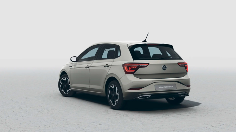 Die Heckansicht aus einer Dreiviertelperspektive zeigt einen hellgrauen Volkswagen Polo R-Line auf einem hellen, neutralen Studiohintergrund.