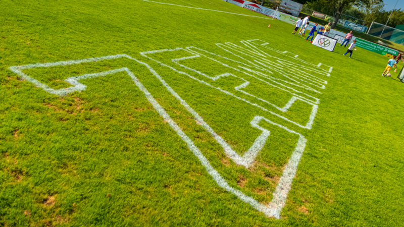 Fußballfeld mit ZEMKE Schriftzug