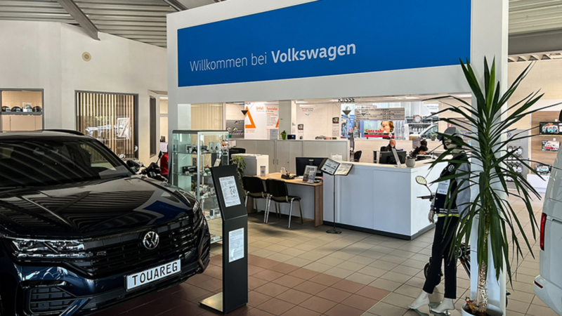 Ansicht des Empfangstresens mit Aufschrift "Willkommen bei Volkswagen"