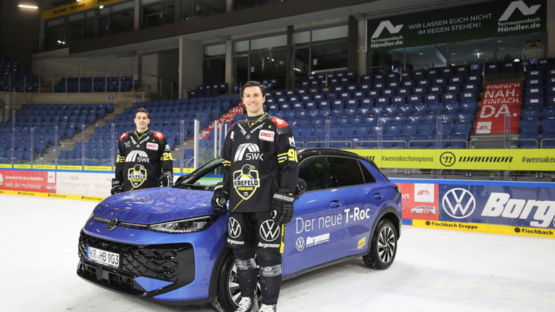 Volkswagen der neue T-Roc mit einem Eishockey-Spieler davor