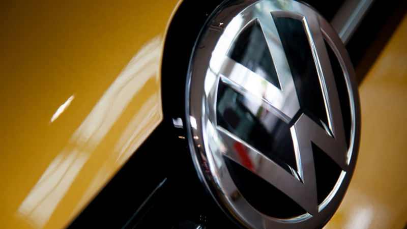 VW-Logo auf Fahrzeug, Nahaufnahme