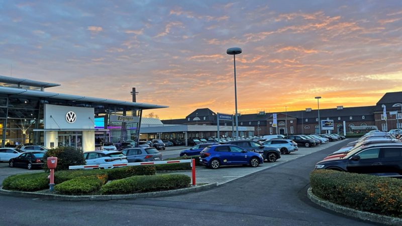 Autohaus Borgmann Gelände vor dem Eingang vom Autohaus