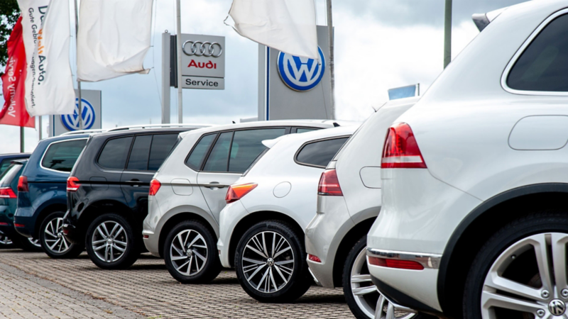 parkende VW-Fahrzeuge seitlich von hinten