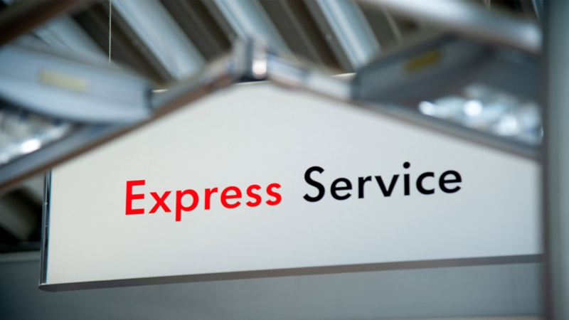Weißes Schild mit dem Text: „Express Service“