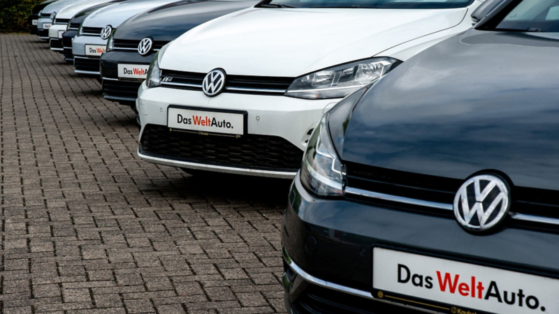 parkende VW-Fahrzeuge, Nahaufnahme von vorne seitlich