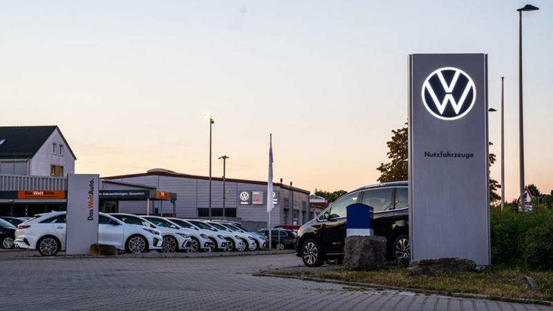 Außengelände Nutzfahrzeuge mit parkenden Volkswagen