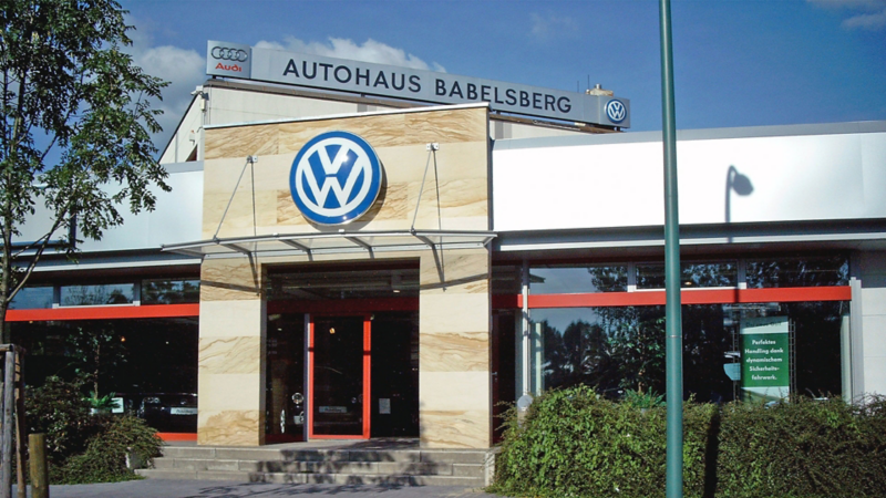 Eingang des Autohauses Babelsberg mit Volkswagen-Logo und Audi-Logo auf dem Dach
