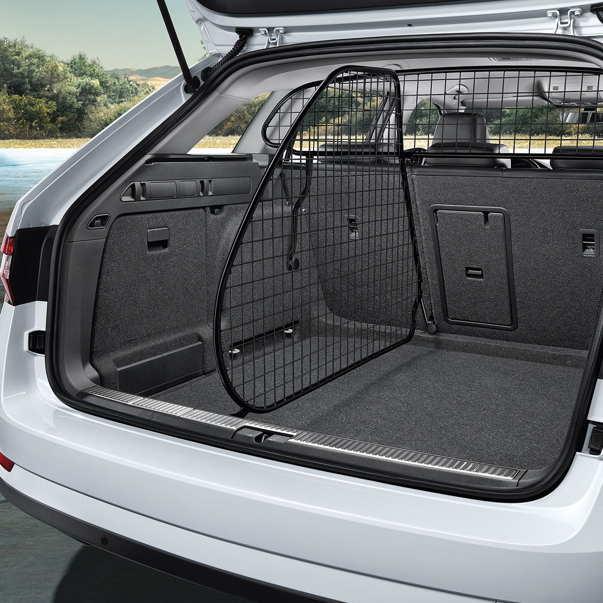 Transverse trunk grille
