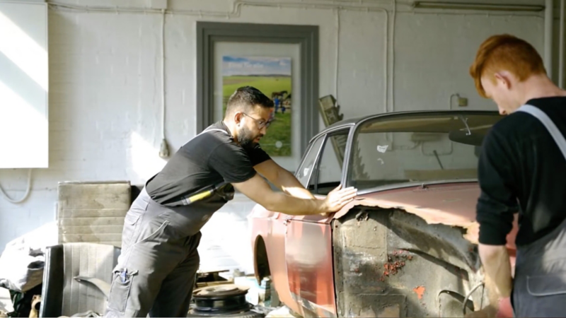 Zwei Azubis restaurieren einen Karmann Ghia Typ 34.