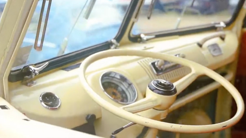 Nahaufnahme eines Oldtimer-Lenkrads.