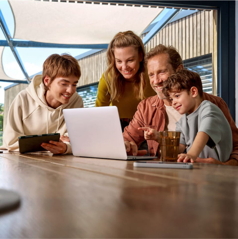 Familia reunida mirando un ordenador