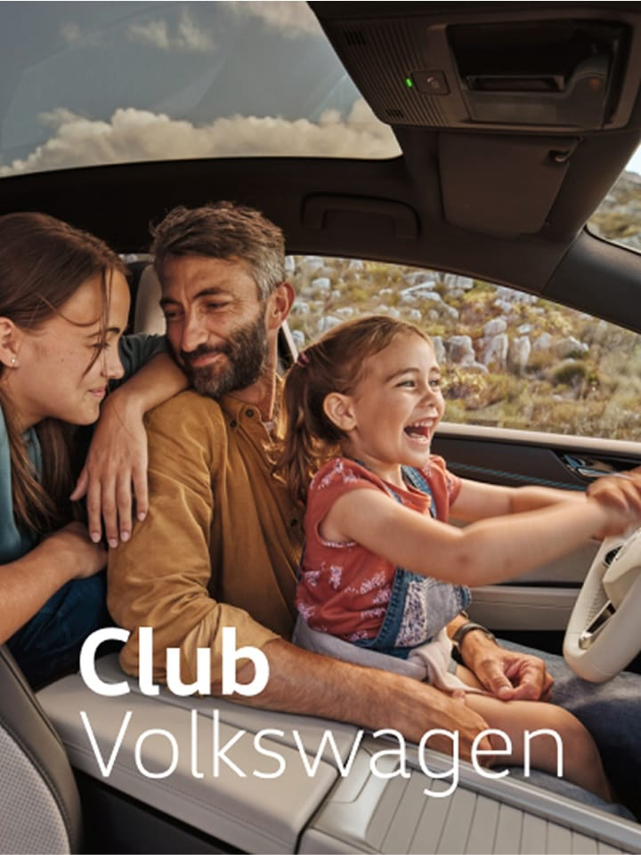 Una familia dentro de un coche con el logo de Club Volkswagen