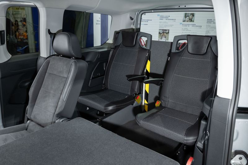 福斯商旅Caddy Maxi福祉車寬敞挑高的乘客艙、多功能的座椅配置，可輕鬆容納5名乘客及1名輪椅使用者，後艙的兩張折疊座椅更可彈性調整，成為完整的7人座MPV
