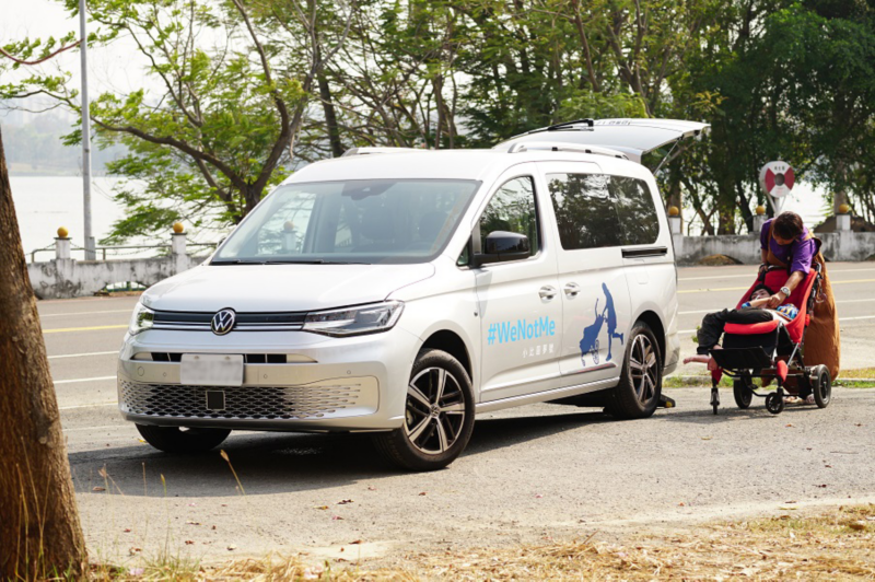 【新聞照片5】福斯商旅將一台Caddy Maxi福祉車，打造成「小比圓夢號」，並期許藉由小比圓夢號，來喚起國人對於無障礙移動議題的重視