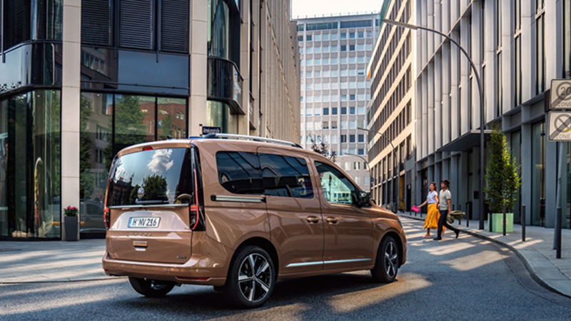   Caddy Maxi Style配備17吋Colombo雙色鋁合金輪圈，並運用鍍鉻套件裝飾以及銀色車頂行李架來凸顯旗艦車型的氣勢與豪華質感
