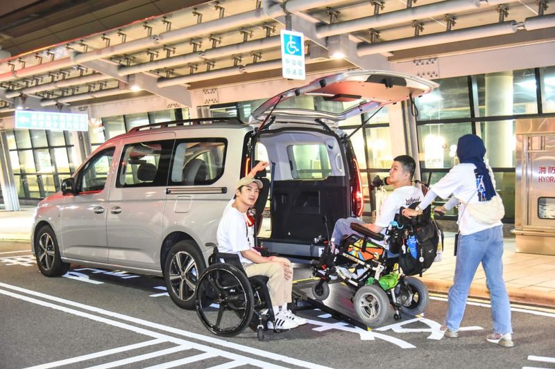 圖四_Caddy福祉車配有實用輪椅斜坡板，讓鈺翔能輕易進出車輛