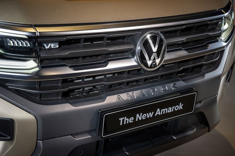 The All New Amarok 的運動視覺外觀設計，結合強勁高效動力與強悍越野性能的雙重優勢，展現「剛」強無比的硬派皮卡風格。