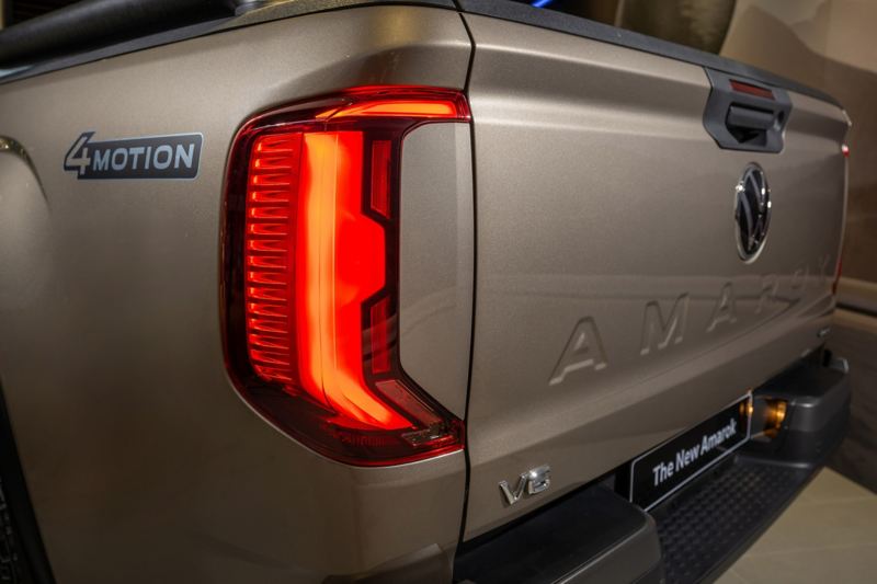 The All New Amarok 的運動視覺外觀設計，結合強勁高效動力與強悍越野性能的雙重優勢，展現「剛」強無比的硬派皮卡風格。