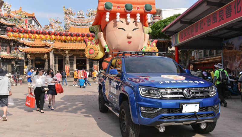 福斯商旅連續第15年支持大甲媽祖遶境活動，以德國性能皮卡Amarok V6搭載遶境現場最受歡迎的Q版媽祖氣球擔任前導車。