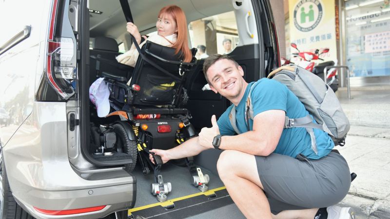 福斯商旅邀請知名YouTuber「小貝米漿」攜手「輪椅女孩」雪莉以全新Caddy福祉車參與此次大甲媽祖遶境活動。