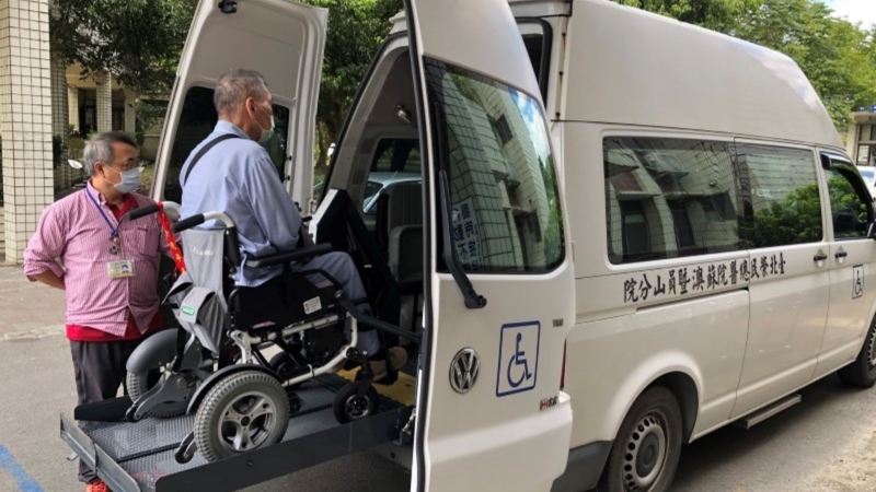 對於使用電動輪椅輔具的受照顧者，都能提供寬敞舒適的乘坐空間