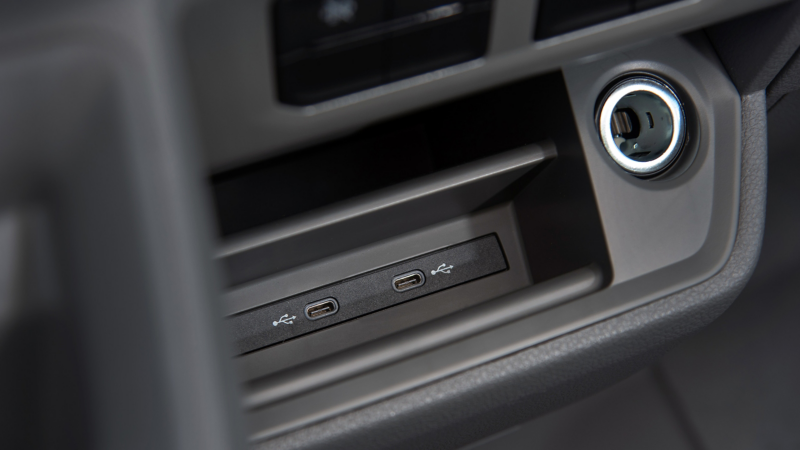 手機無線充電/USB多媒體插孔(Type-C)