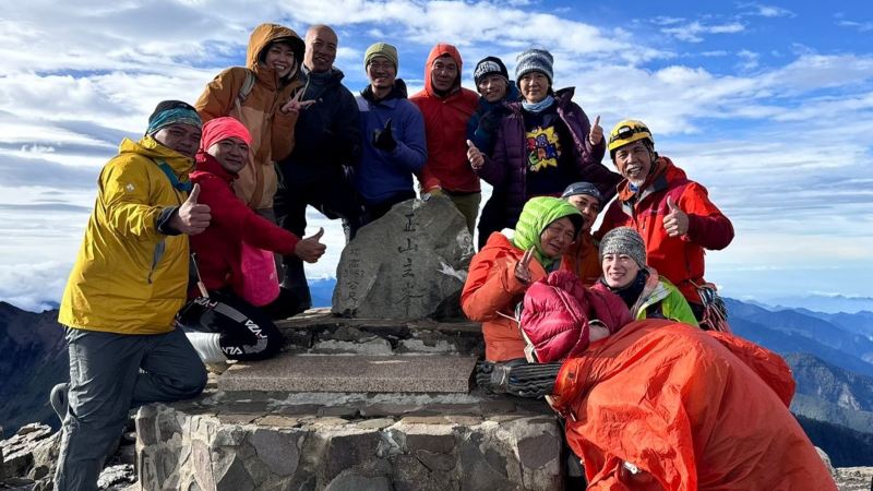 無懼挑戰！福斯商旅力助腦麻兒小比成功登頂玉山 秉持WeNotMe精神 集眾人之力 創下無障礙登山新紀錄