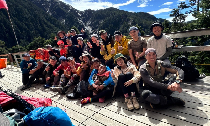 玉山遠征隊登頂後於排雲山莊前合影