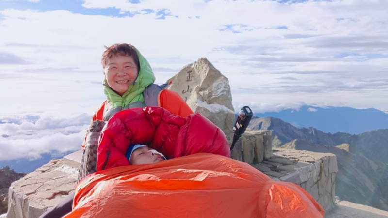 小比媽媽不畏挑戰，陪伴小比踏上台灣最高峰