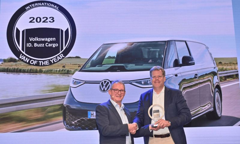 Vorsitzender des Markenvorstands Volkswagen Nutzfahrzeuge Carsten Intra nimmt den Preis entgegen.
