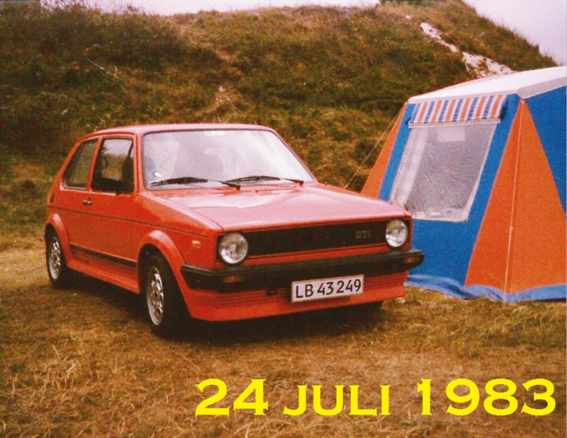 En rød golf gti står ved siden af et telt i 1983