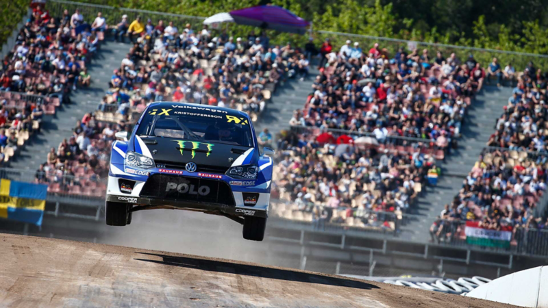 Flygande rallybil framifrån, Johan Kristoffersson, VW