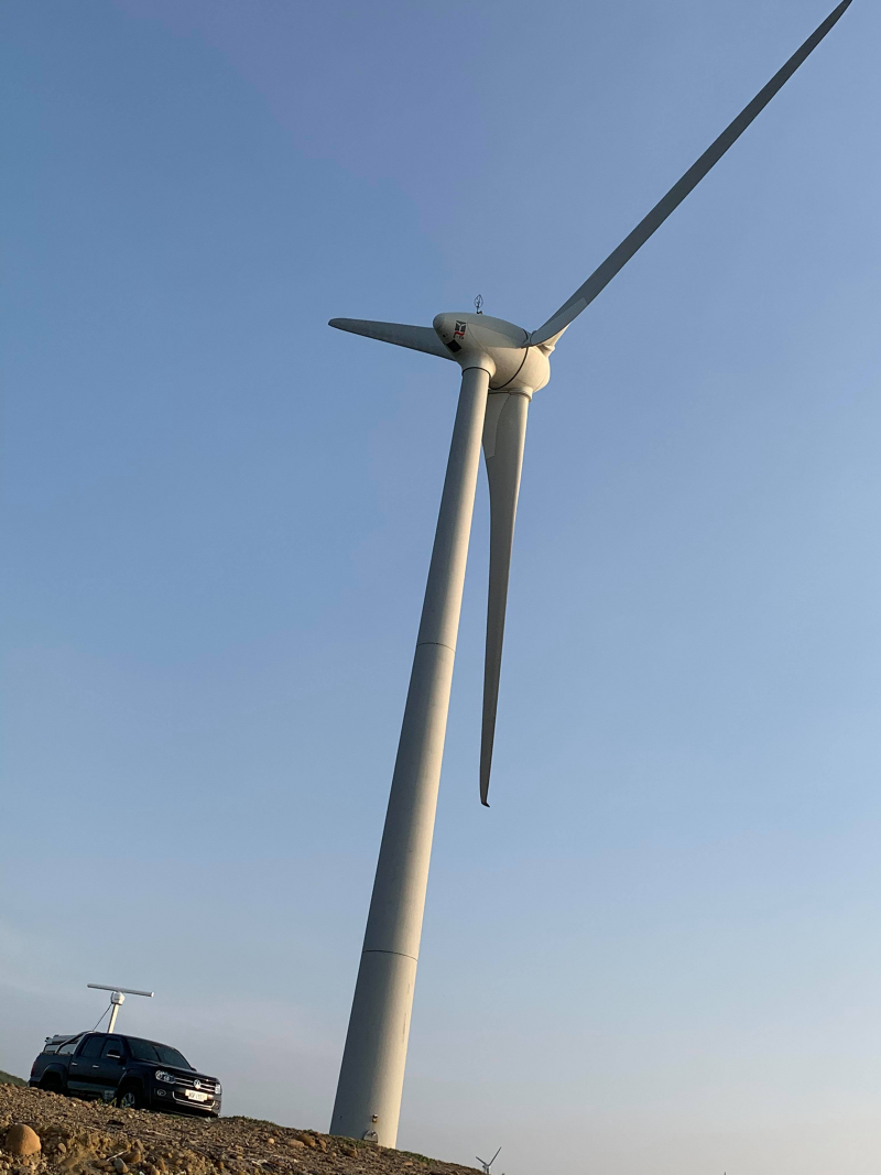 珍珠黑色Amarok與風力發電塔合照