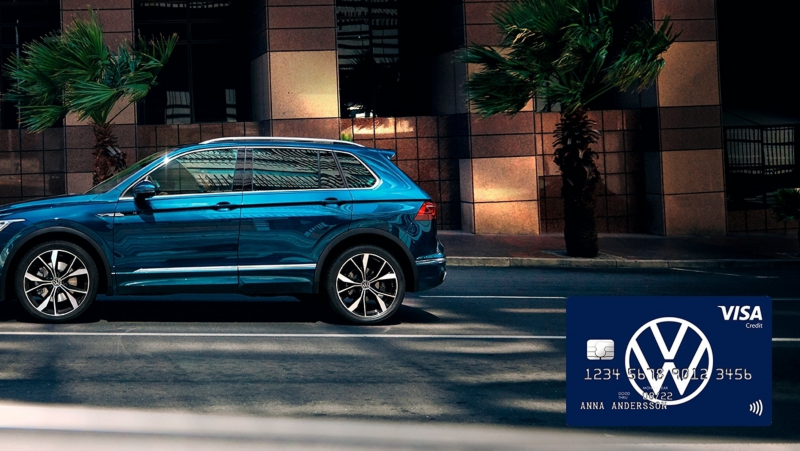 Tiguan kör på stadsgata + VW-kort
