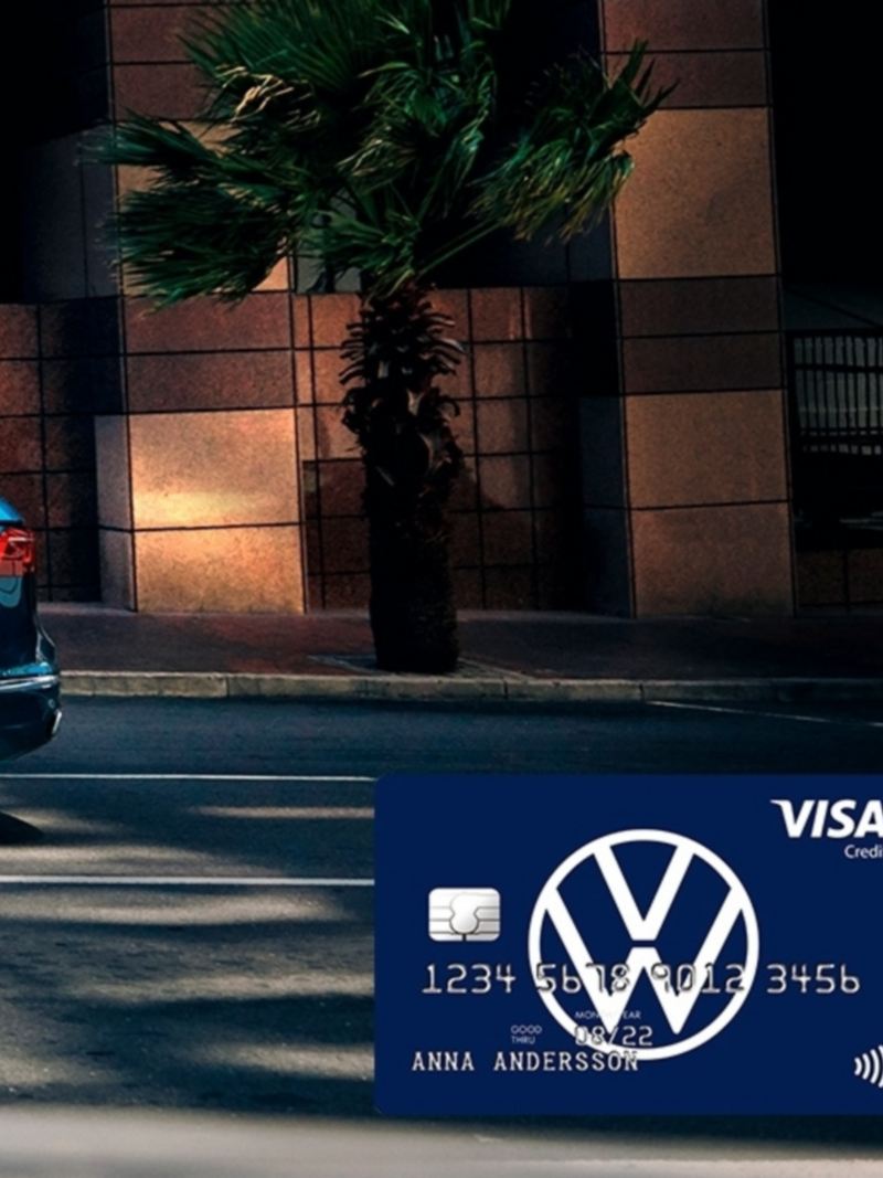 Tiguan kör på stadsgata + VW-kort
