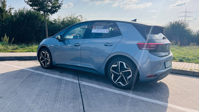 VW ID.3 sedd från sidan på en parkering