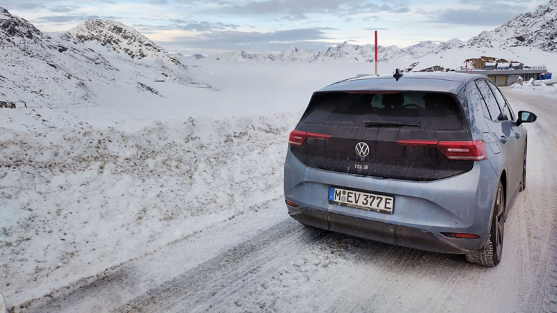 VW ID.3 sedd bakifrån i ett snöigt landskap