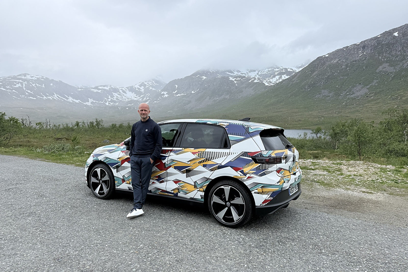 Magnus Bertilsson står framför ID. Polo med bergigt landskap i bakgrunden
