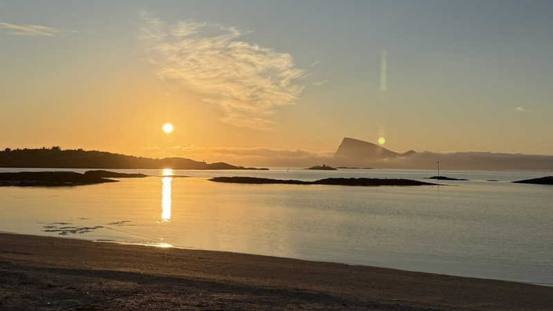 En midnattssol som aldrig går ner. Klockan är 00.44 på natten när solen vänder upp igen.