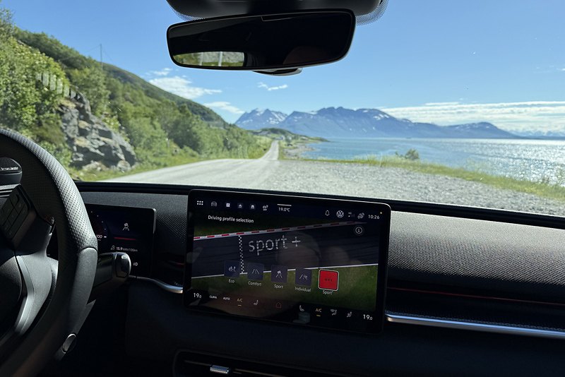 Vy inifrån ID. Polo GTI där fjordar och höga berg syns genom vindrutan