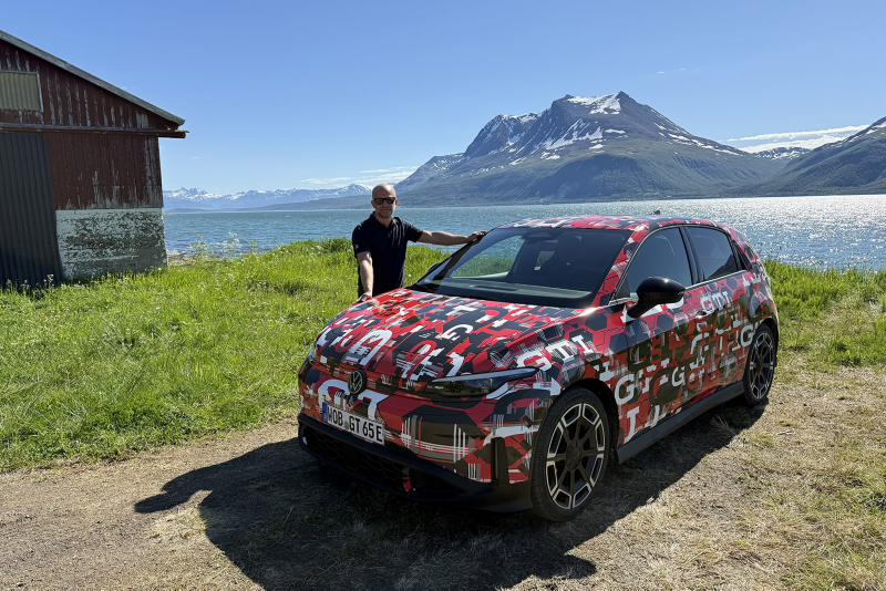 Magnus Bertilsson står vid en ID. Polo GTI med höga berg i bakgrunden