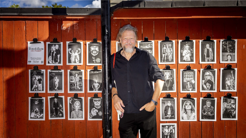 Fredrik Hjerling står framför ett plank med fotografier han själv har tagit