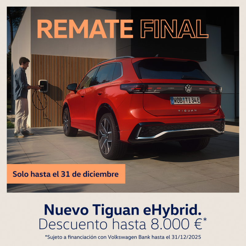 Volkswagen Tiguan eHybrid rojo, vista trasera, con cargador eléctrico. Descuentos especiales campaña remate final, solo hasta el 31 de diciembre, con hasta 8.000€ de descuento. Sujeto a financiación con Volkswagen Bank