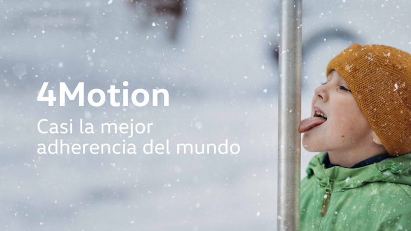 Un niño bajo la nieve