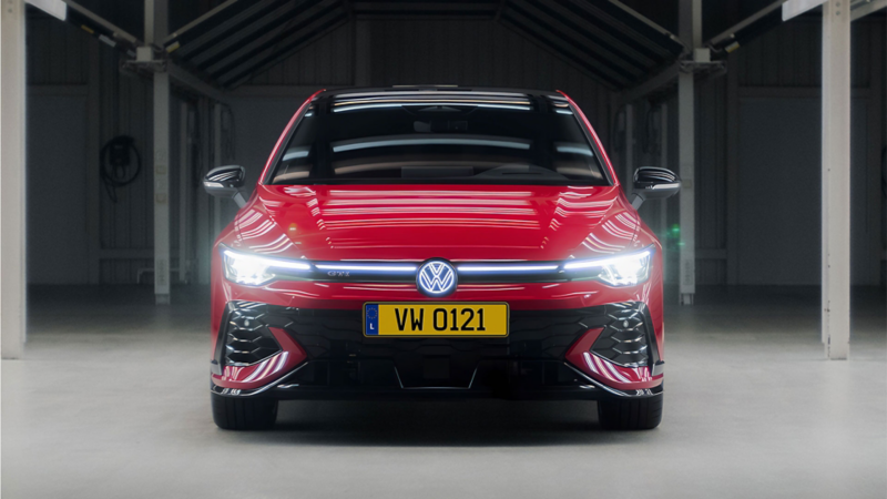 Une Golf GTI Edition 50 rouge vue de face est garée dans un hangar. 