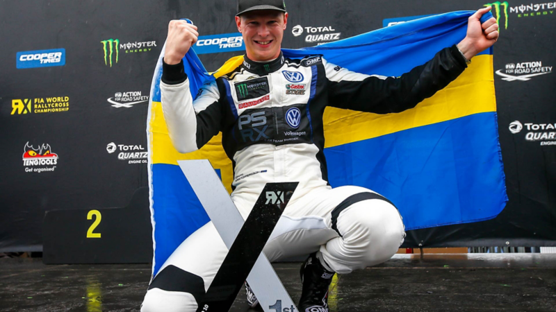 Seger! Johan Kristoffersson insvept i svenska flaggan