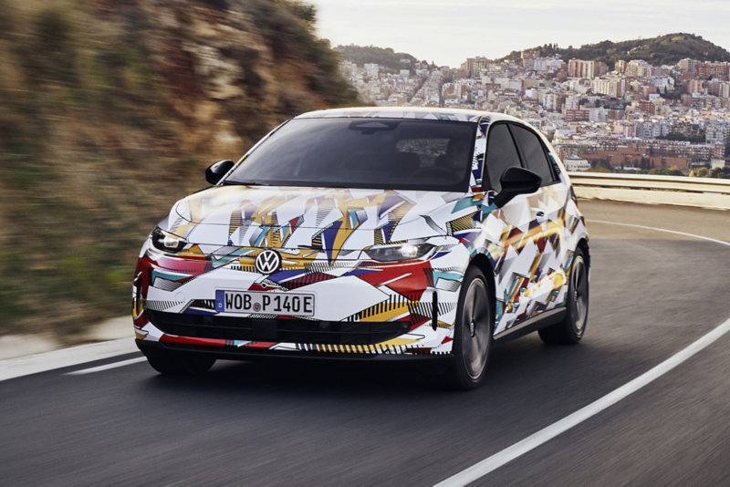 Skrå forfra-visning af en kørende VW ID. Polo med konceptindpakning.