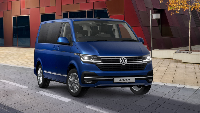 El VW Caravelle 6.1. en una carretera de la ciudad.