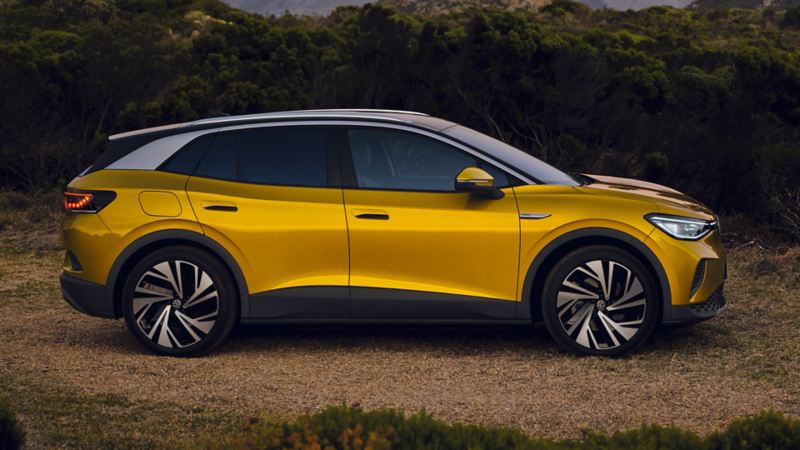 Żółty VW ID.4 w widoku z boku